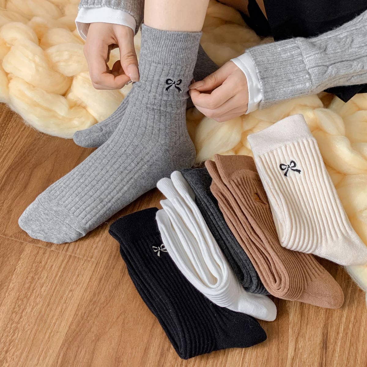 Bow Embroidered Crew Socks