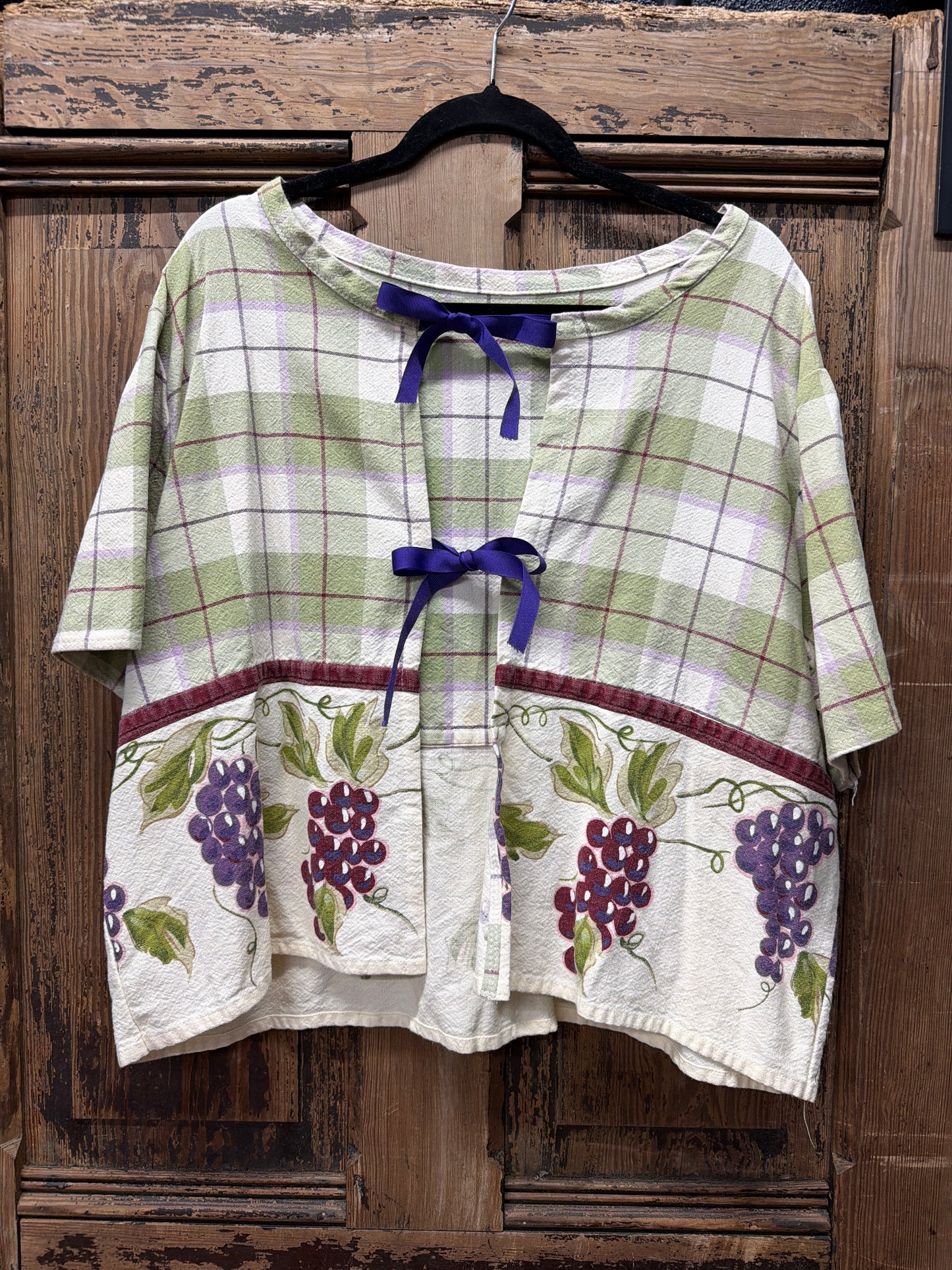 Front Tie Grapes Tablecloth Top